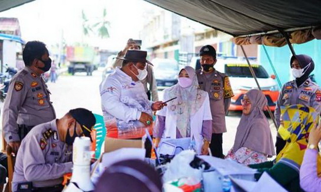 Bupati Suhatri Bur bersama Kapolres Padang Pariaman AKBP Mohammad Qori Oktohandoko, SH S.IK, MH, ketika monitoring dan peninjauan pelaksanaan Gebyar Vaksinasi Covid-19.
