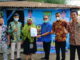 Drs Zainil Kepala Dinas Perikanan Padang Pariaman berfoto bersaama warga yang telah divaksin.