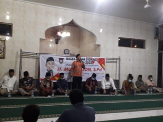 Anggota DPRD Kota Padang, Muharlion saat sesi tanyajawab usulan dari warga Vilano RW18 Tabing, kelurahan Parupuk Tabing.