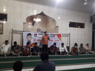 Anggota DPRD Kota Padang, Muharlion saat sesi tanyajawab usulan dari warga Vilano RW18 Tabing, kelurahan Parupuk Tabing.