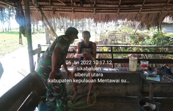 Babinsa Koramil Sikabaluan bersama warga binaan.