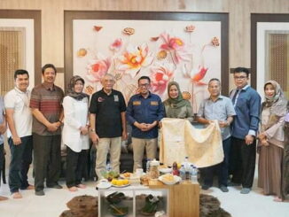 Bupati Eka Putra bersama Prof. Azril dengan batik inovasinya.