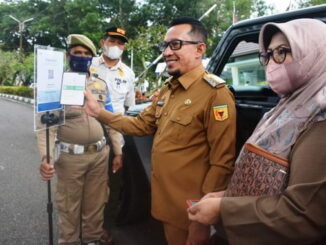 Bupati Eka Putra saat meresmikan QR.