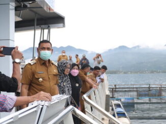 Bupati Epyardi Asda saat meninjau Danau Singkarak.