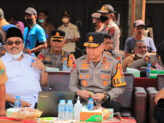 Bupati H. Benny Utama pada salah satu pelaksanaan vaksinasi.