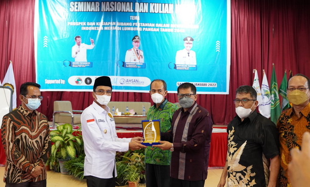 Bupati Safaruddin saat menerima plakat.