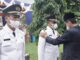 Bupati Safaruriidn saat memasanga tanda kepangkatan camat.