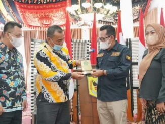 Bupati Eka Putra menyerahhkan cendera mata.