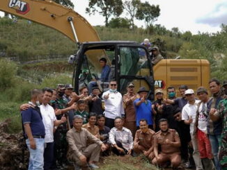Foto bersama usai launching excavator.