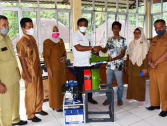 General Manager PT. Bukit Asam (Persero) Pertambangan Ombilin menyerahkan Mesin Pengolah Kopi.