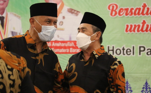 Gubernur Sumbar Mahyeldi bersama gubernur Riau, Syamsuar.