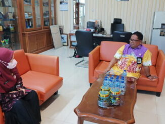 Kabag Porkopim Pemko Padang, Amrizal Rengganis berbincang akrab dengan Pj Sekdako Padang, Fitriati M.