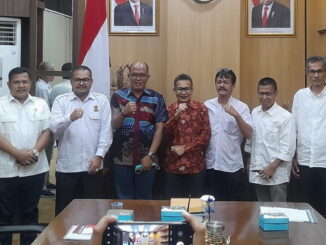Ketua DPRD Provinsi Sumatera Barat Supardi bersama pengurus PII Sumbar.