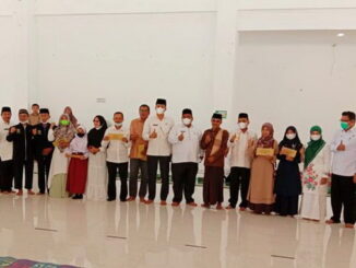 Bupati Padang Pariaman Suhatri Bur berfoto bersama pengurus dan keluarga KORPRI penerima beasiswa.