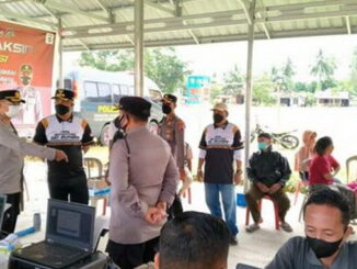 Kunjungan kapolres Dharmasraya ke lokasi vaksinasi.