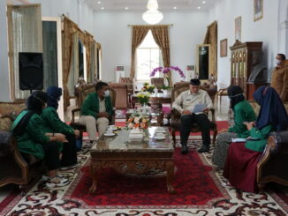 Mahasiswa FMIPA Universitas Andalas, Padang, saat beraudiensi dengan gubernur, di Istana Kompleks Gubernuran.
