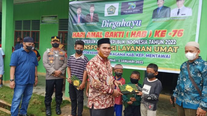 Pemberian Hadiah untuk Peserta Khitan Massal