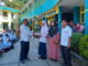 Penyerahan tropi buuat peraih nilai tertinggi.
