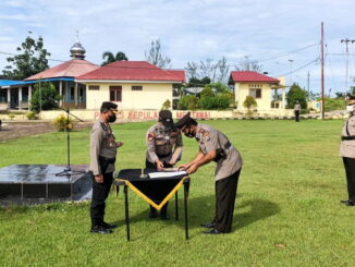 Serima jabatan Kapala Bagian Operasi dan Kepala Bagian Logistik Polres Kepulauan Mentawai.