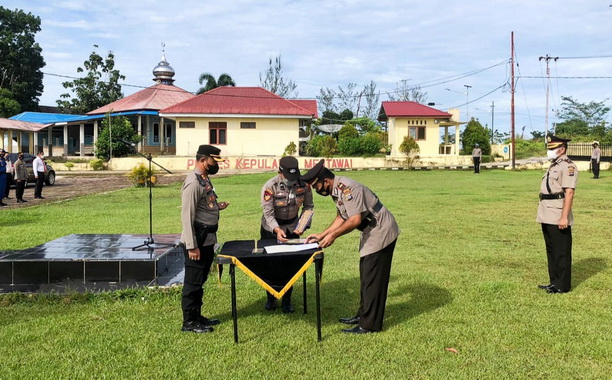 Serima jabatan Kapala Bagian Operasi dan Kepala Bagian Logistik Polres Kepulauan Mentawai.