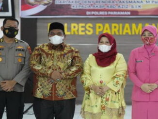 Bupati Padang Pariaman Suhatri Bur dan istri berfoto bersama Kapolres Pariaman yang lama AKBP Denny Rendra Laksmana beserta istri.