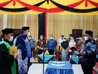 Bupati Suhatri Bur melantik 64 pejabat administraror dan 56 pengawas di lingkungan Pemkab Padang Pariaman.