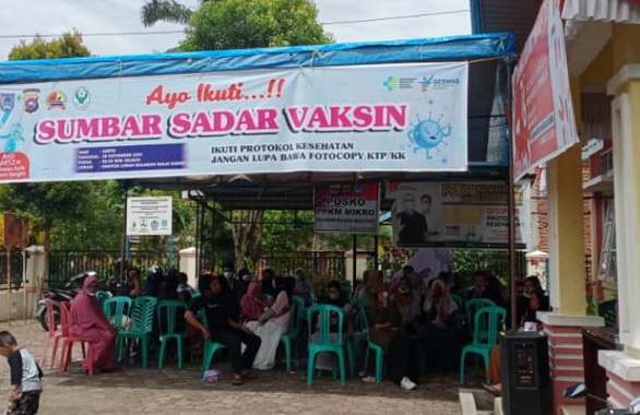 Vaksinasi di Kota Payakumbuh.