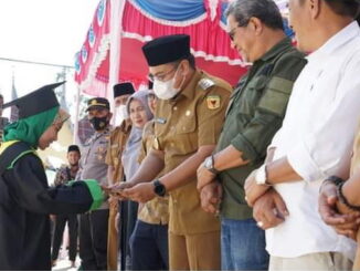Wabup Richi Aprian memberikan ucapan selamat kepada santri yang diwisuda.