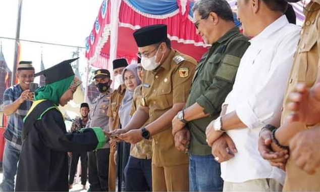 Wabup Richi Aprian memberikan ucapan selamat kepada santri yang diwisuda.