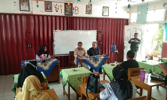 Wakil Ketua Komisi IV DPRD Kota Padang, Zulhardi Z Latif tengah berdiskusi bersama majelis guru SDN 50 Kuranji.