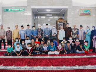 Wali Kota Sawahlunto, Pengurus Masjid Al-Mujahidin dan Anak-anak yang mau dikhitan.
