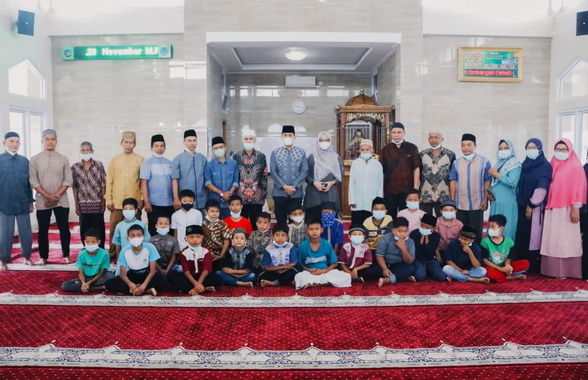 Wali Kota Sawahlunto, Pengurus Masjid Al-Mujahidin dan Anak-anak yang mau dikhitan.