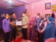Wali Kota Sawahlunto menyerahkan bantuan pada Roni Eka Putra.