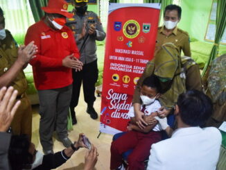 Wali Kota Sawahlunto sedang menyaksikan vaksin anak-anak.