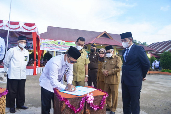 Wali Kota, Wakil Wali Kota, Sekretaris Daerah Kota menyaksikan Penandatanganan oleh Kepala Kemenag Sawahlunto.