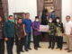 Bupati Suhatri Bur menyerahkan secara simbolis bantuan ASN Padang Pariaman sebesar Rp150.000.000 kepada Bupati Lumajang.