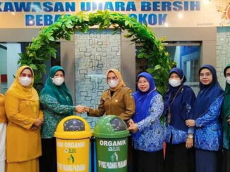 Bupati Padang Pariaman Suhatri Bur dengan piagam Anugerah Zakat Award 2022.