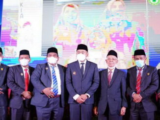 Usai peringatan, Wagub Sumbar Audy Joinaldy berfoto bersama Bupati Suhatri Bur, Wabup Rahmang dan tokoh masyarakat Padang Pariaman Buya Bagindo H. M. Letter.