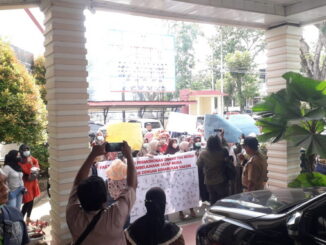 Aksi demo didepan kantor DPRD Kota Padang.