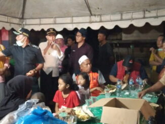 Anggota DPRD Sumbar Syaiful saat melihat warga korban gempa.