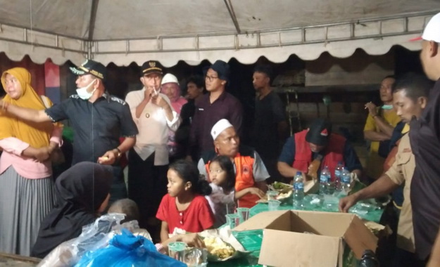 Anggota DPRD Sumbar Syaiful saat melihat warga korban gempa.