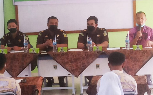 Arif Hidayat, Dede Mauladi, Ogy Fabrio Mandala dari Kejaksaan Negeri Sawahlunto dan Nepi Mulyadi Wakil Kepsek Bid Kesiswaan.
