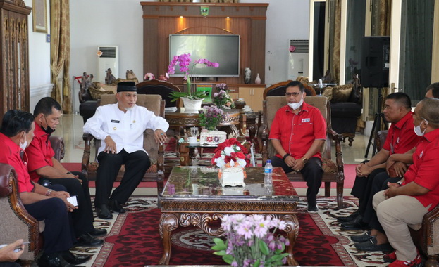 Audiensi PMI Kota Padang dengan gubernur Mahyeldi.
