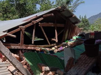 Bangunan yang runtuh akibat gempa.
