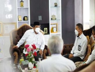 Bupati Padang Pariaman Suhatri Bur Dt. Putiah (kiri) menerima audiensi Kepala BPOM Padang Firdaus di ruang kerjanya.