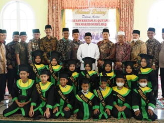 Bupati Eka Putra bersama pengurus masjid Nurul Haq dan santri yang khatam Qur'an.