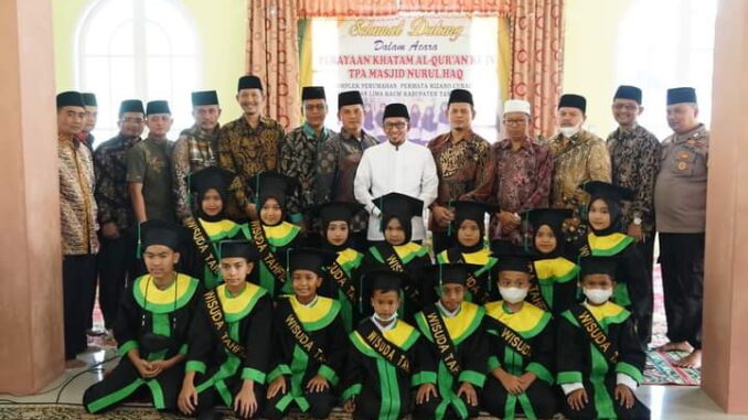Bupati Eka Putra bersama pengurus masjid Nurul Haq dan santri yang khatam Qur'an.