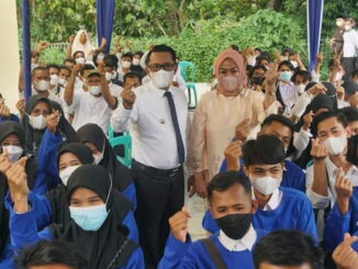 Bupati Eka Putra bersama peserta pelatihan.
