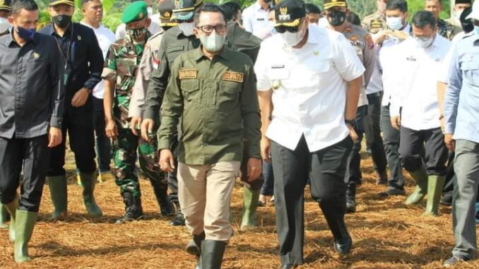 Bupati Eka Putra saat lounhing bajak gratis.