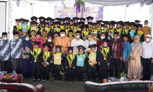 Bupati Safaruddin bersama Tahfidz Qur'an yang diwisuda,